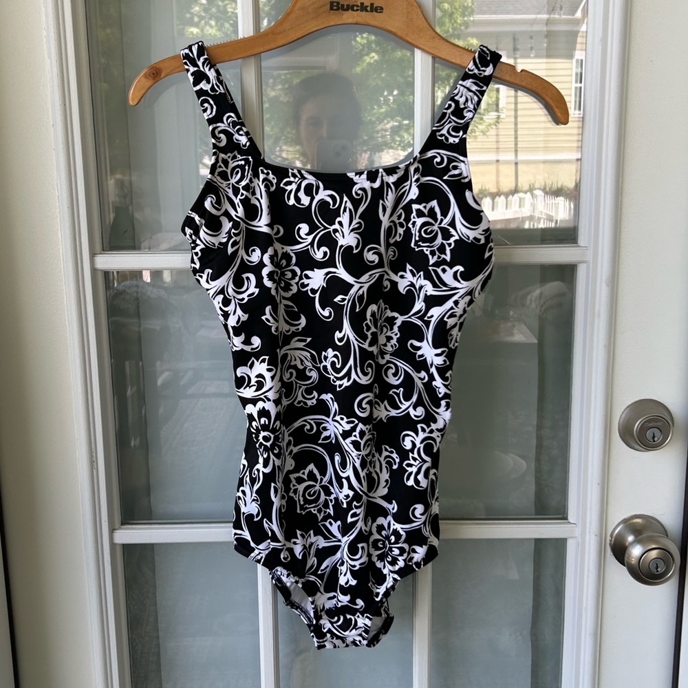 Lands’ End Women’s Black and White Print size 8 8d One-Piece Swimsuit